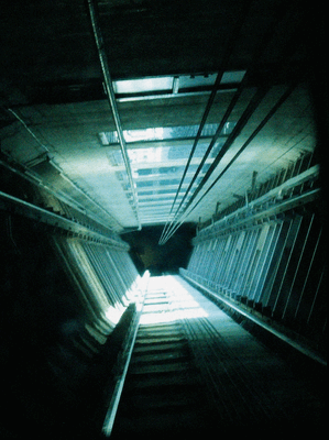 Velkoplošný lentikulár na podlahu výtahu